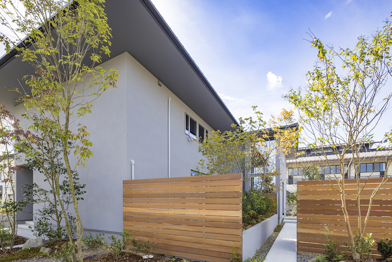 住宅といっしょに考える庭づくり。裏の住宅から目隠しにもなり、お互いの庭が借景となっています。